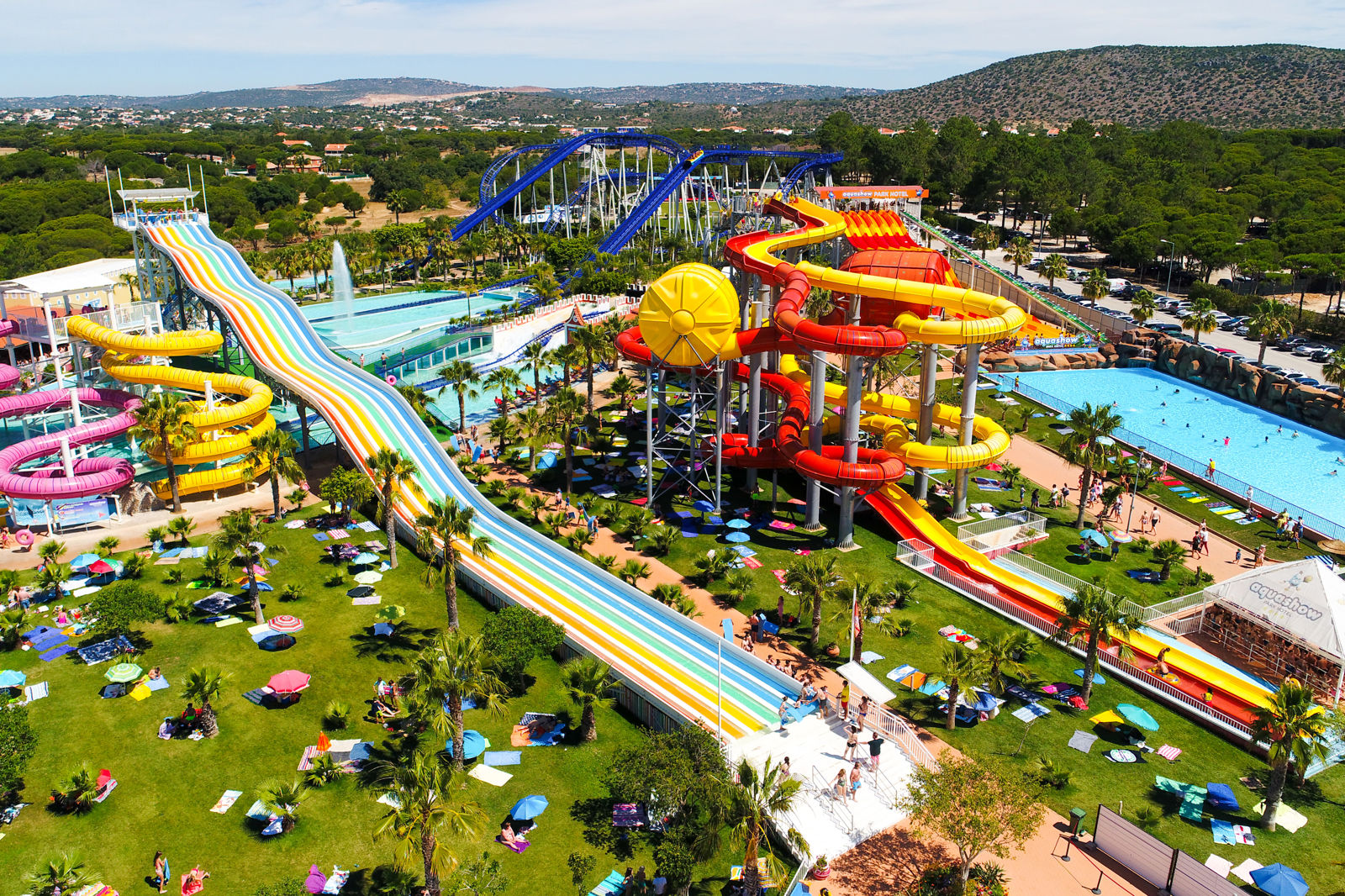 Kleurrijke glijbanen in een groot aquapark